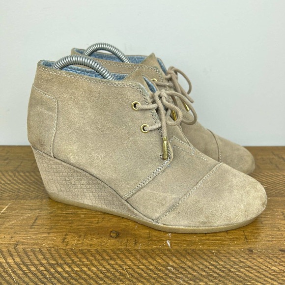 TOMS Boots Womens 9 Tan Suede‎ Desert Wedge Ankle Booties Lace Up Casual Shoes - Picture 1 of 12